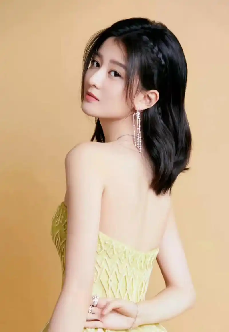 温婉知性的乔欣  乔欣光彩照人的容颜,在一举一动中,散发着她的知性