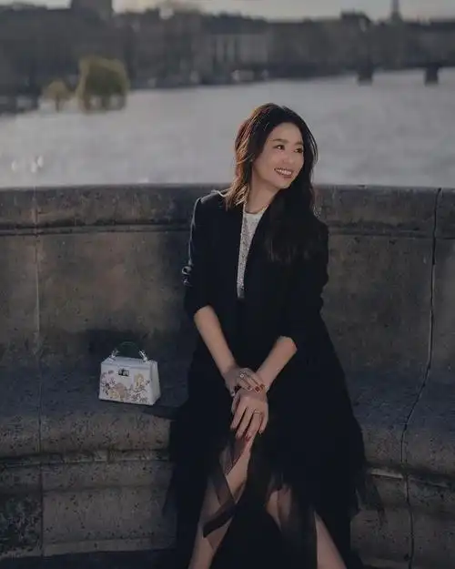 林心如亮相巴黎时装周看秀带来两组造型,霍建华真是好福气啊