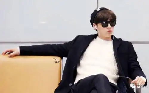 杨洋的坐姿就很老干部风了,硬朗而带英气.