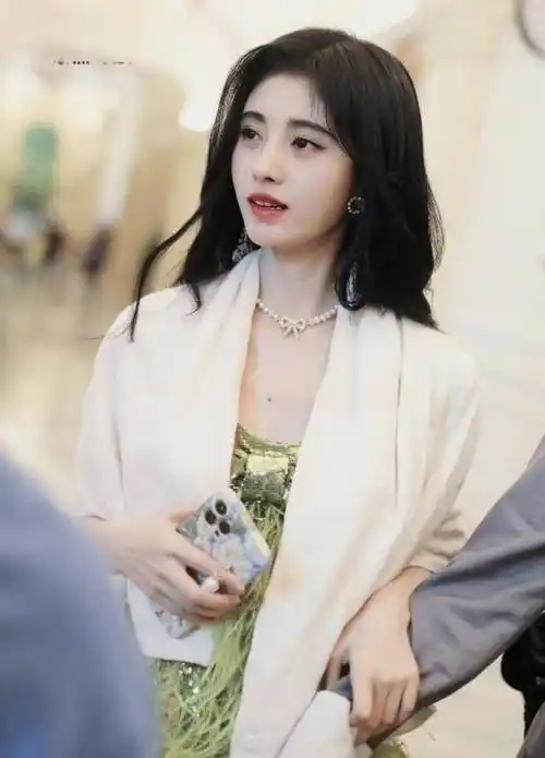 鞠婧祎创4路透图:绿色短裙配珍珠项链白外套尽显温柔_体重_杨幂_因为