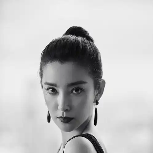 李冰冰 黑白格纹礼服上热搜了?是怎么回事?