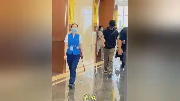 肖战机场路透,又酷又帅,走路很有力量感~|花絮|明星路透_网易视频