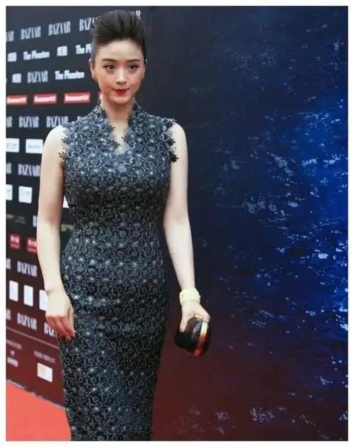 39岁蒋欣美艳登场穿上肉感孔雀裙散发紧致韵味优雅动人