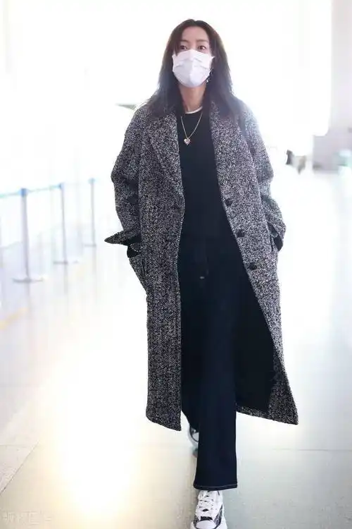 街拍:刘雯灰色大衣 黑色卫衣 牛仔喇叭裤 帆布鞋随性高级_机场_北京