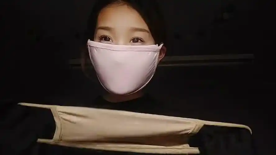 三层口罩蒙面佩戴过程 白色 粉红色 黄色