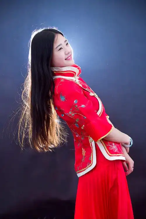 秀发飘飘靓丽红衣少女-尤其她甜美的笑容很美!