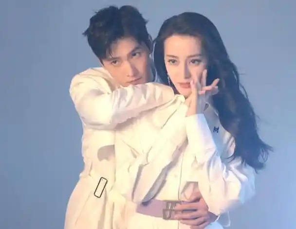 迪丽热巴杨洋航天门口拍摄花絮迪丽热巴杨洋拍戏现场