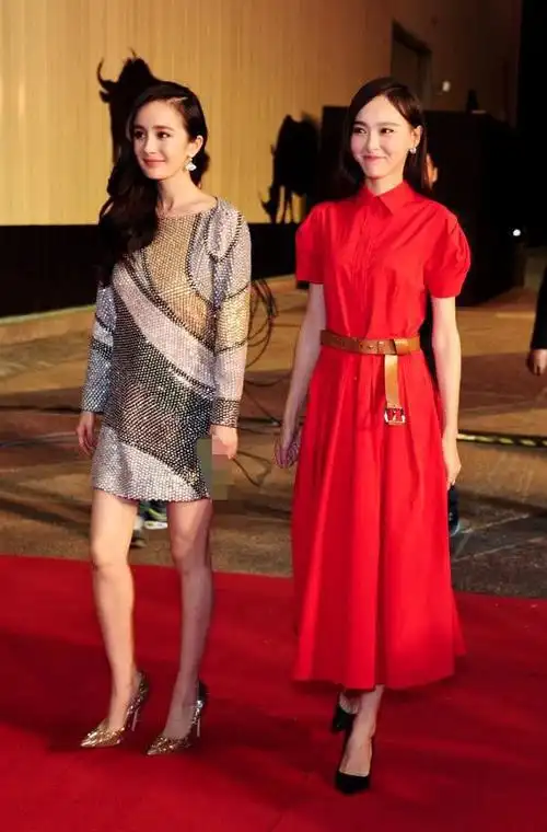 杨幂穿心机裙和唐嫣同框本以为会取胜不料因萝卜腿大败