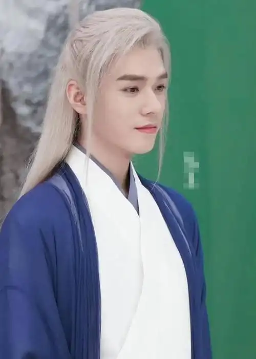 龚俊的白发造型异常抢眼,充满了一种摇曳生姿的氛围,他的白发或许成为