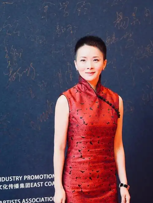 泼辣李香秀谢兰一袭开叉旗袍温婉端庄配上寸头短发好大气