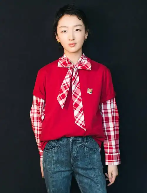 周冬雨拍红色清纯写真 助力"文明之光志愿中国"