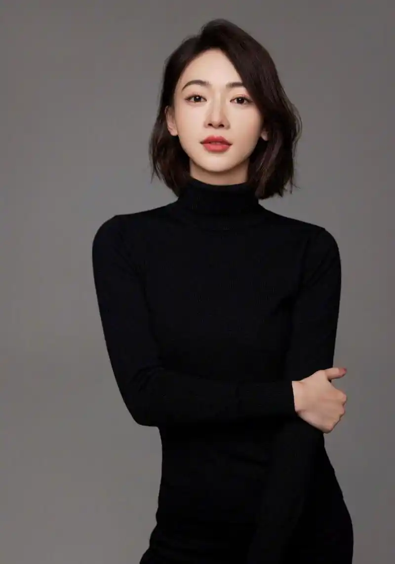 吴谨言最新写真释出 温婉波浪短发搭配黑色毛衣裙,简约大方之中尽显