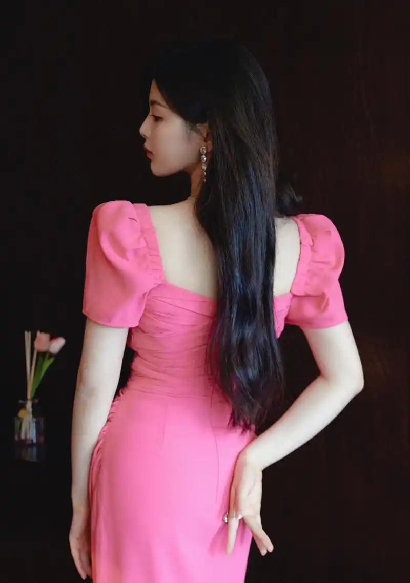 杨超越 粉色修身连衣裙,甜美梦幻, 你是我寡淡无味的青春里, 很特别的