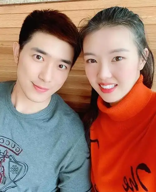 看她母亲照片一点都不惊讶,两人合影好似姐妹