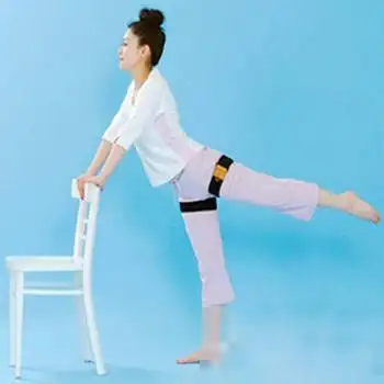 2,把重心放在右脚上,一边呼气,一边抬起左脚.注意脚尖要绷直.