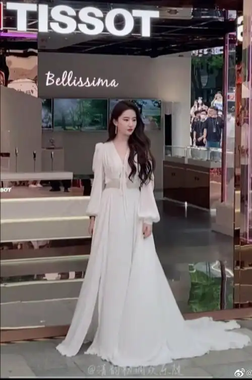 刘亦菲近期行程微博电影之夜##刘亦菲白色长裙生图