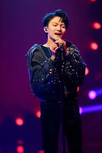 实力歌手周深全新歌曲演绎获歌手总决赛直通邀请破茧成蝶达无奇袭战绩