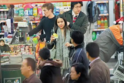 组图:陈司翰对女友体贴入微 十指紧扣小心呵护