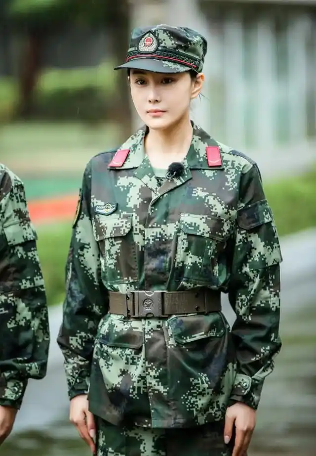 张馨予产后复出,一身军装又美又飒,被兵哥哥们大喊"军嫂好"