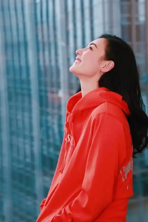 张柏芝着红装拍写真上演"回眸杀"露甜笑