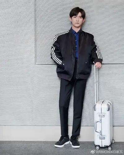 易烊千玺×日默瓦 商务风我最爱了