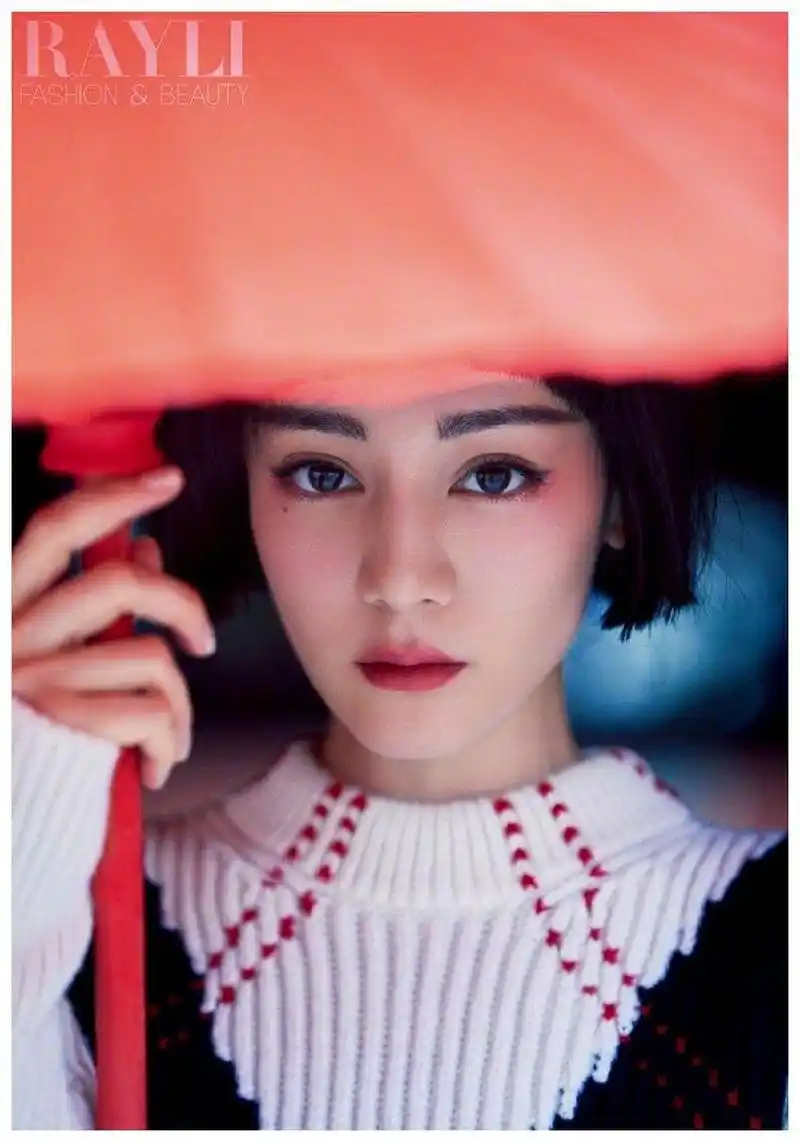 迪丽热巴国风杂志大片曝光齐耳短发精致妆容可爱复古