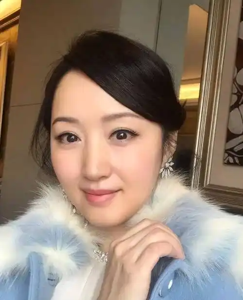 杨钰莹年近50还是单身,看到早年照片,难怪无人敢娶_生活_挑战_歌声