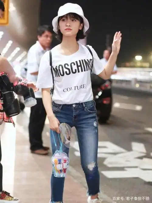 女明星美照图二沈月身穿牛仔裤搭配白t恤清纯可爱