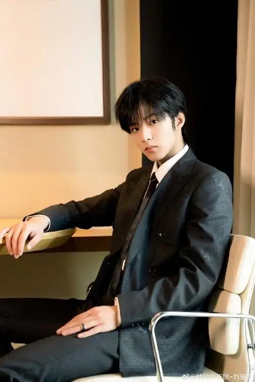 青年演员刘耀文##刘耀文炫迈品牌全球代言人