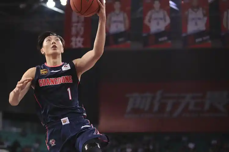 胡明轩22岁生快一波cba美少年壁纸送上快来查收