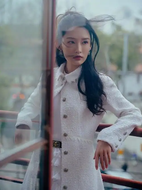 李沁纯白亮片外套##明星时尚