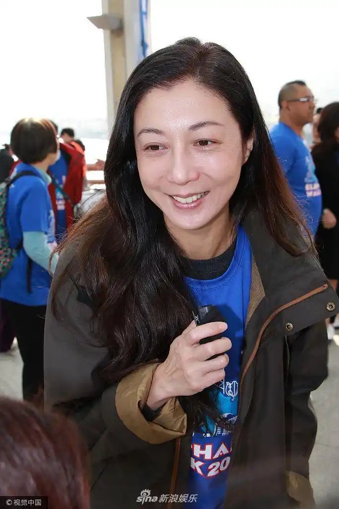 组图吴绮莉素颜做慈善笑容灿烂称接受女儿性取向