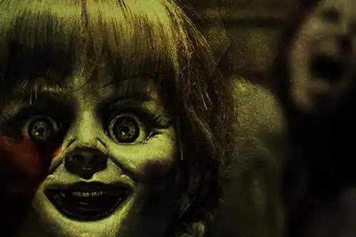 此片作为续作,解释了鬼娃娃的来历,喵嗷污搞笑原创电影吐槽影评纯属