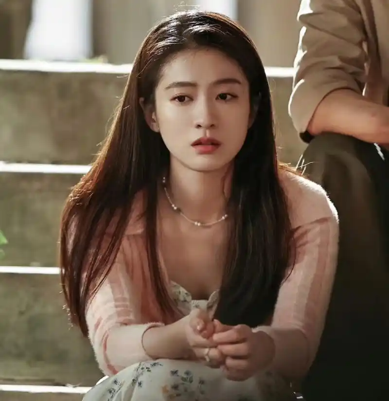 张雪迎综艺剧照出炉,专业演员散发出来的气质,一看就充满故事感.