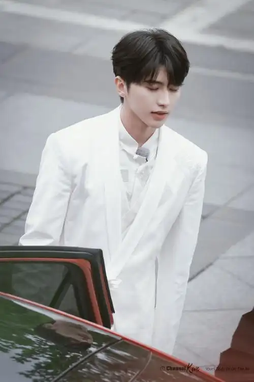 蔡徐坤超话|#奔跑吧蔡徐坤#我单方面宣布这件白西装上top榜了!