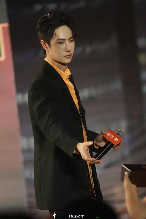 王一博实拍无精修图2张什么水平