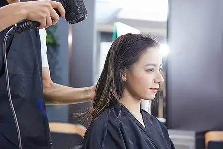 理发师给顾客吹头发图片素材