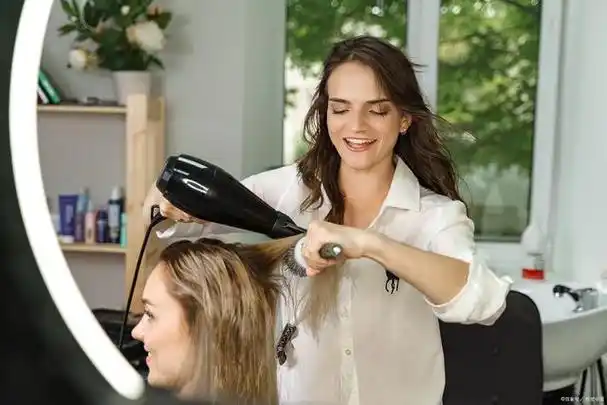 理发店吹头发不易毛躁的原因有很多.