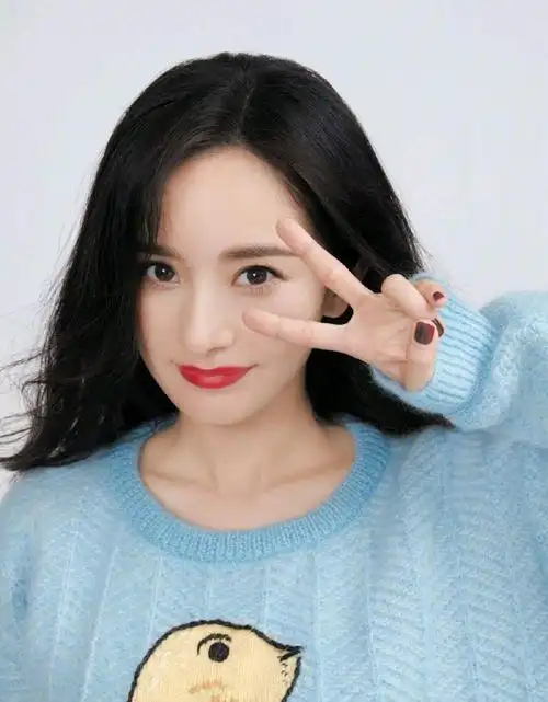 杨幂时尚美照,身穿蓝色毛衣搭配,元气满满