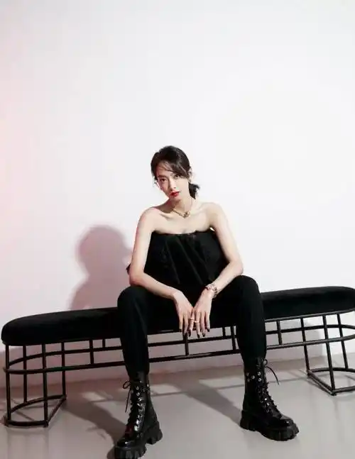 原创宋茜再次挑战新风格薄纱抹身材礼服搭配西装裤身材比例太绝了