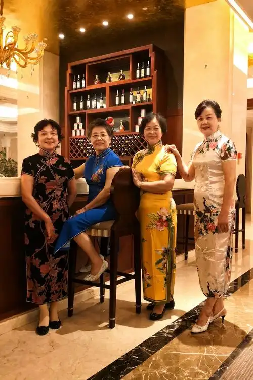 姐妹欢聚旗袍秀. - 美篇