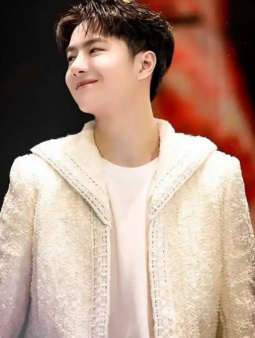 王一博的奶膘走出国门!时而酷盖时而可爱的无死角爱豆你喜欢吗?