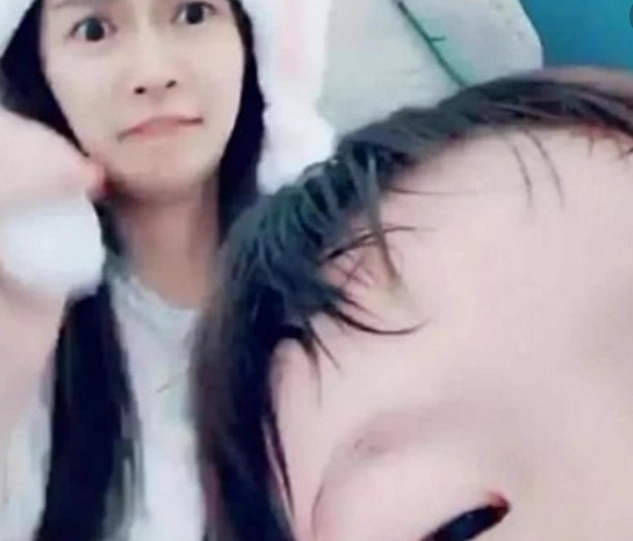 杨颖玩儿直播,小海绵长相却意外曝光,网友:像极了黄晓明