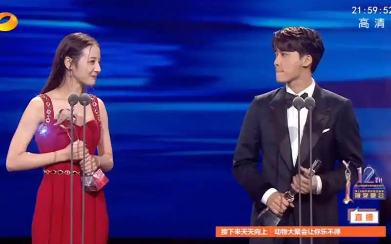 第十二届金鹰奖最具人气男女演员奖(李易峰&迪丽热巴)_哔哩哔哩 (゜