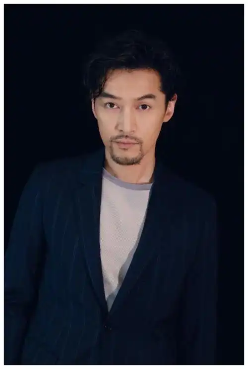 寸头加奶奶灰的胡歌颜值惊人,续上胡子沧桑雅致痞帅,帅出新高度