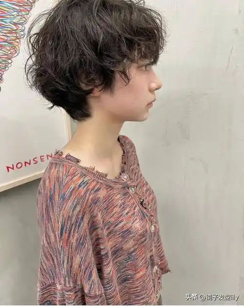 女士短发别乱整,蓬松烫刚刚好,不夸张很时尚_发型_女性_魅力