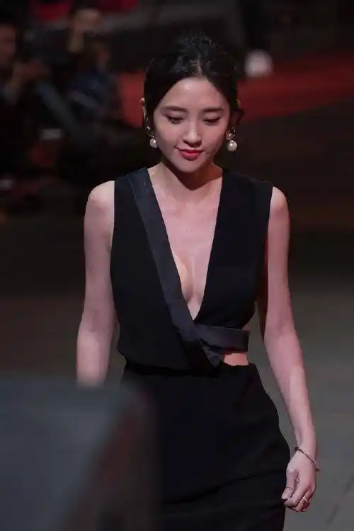 唐艺昕华丽而时尚的黑色晚礼服,凸显出完美的身材和迷人的魅力_活动