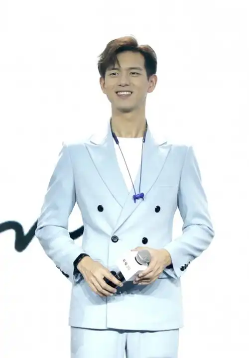 李现亮相武汉 称自拍好看"首先要瘦"