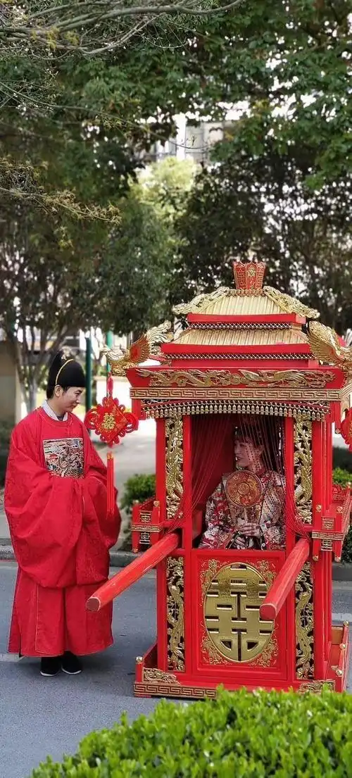华流才是顶流!骑白马,抬花轿,杭州萧山一对新人中式婚礼出圈