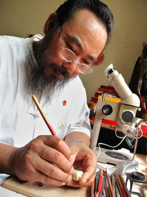 ">1992年,毛新华开始学 a target="_blank" href="/item/微雕/408933"